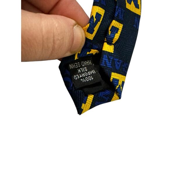 Merge Left University Of Michigan Logo Collegiate Novelty Necktie 100% Silk - Picture 7 of 8